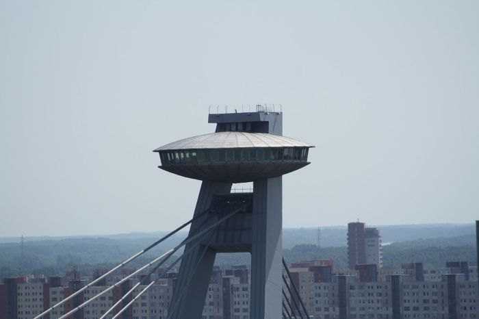 1280px-Observation_tower_and_top_of_tower_of_Nový_most_in_Bratislava